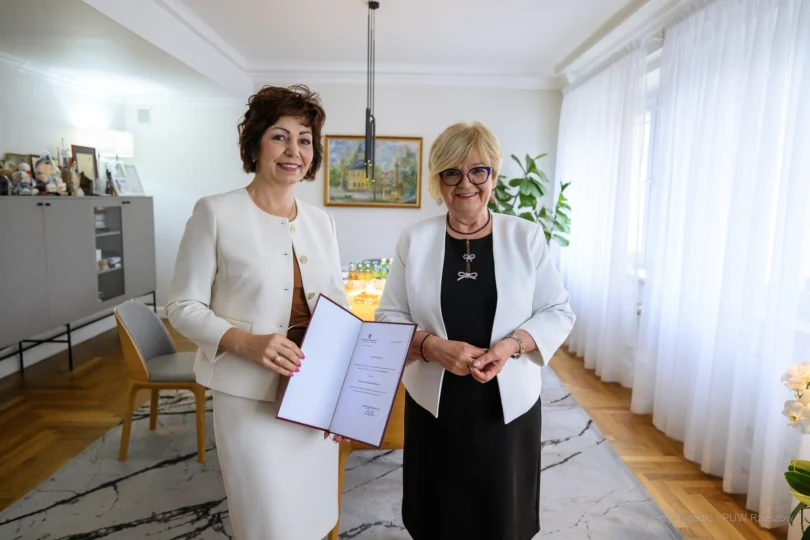 Zdjęcie przedstawia wojewodę podkarpackiego Teresę Kubas-Hul i konsultanta wojewódzkiego w ochronie zdrowia