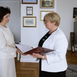Zdjęcie przedstawia wojewodę podkarpackiego Teresę Kubas-Hul i konsultanta wojewódzkiego w ochronie zdrowia