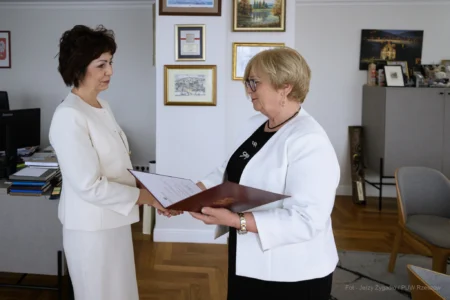 Zdjęcie przedstawia wojewodę podkarpackiego Teresę Kubas-Hul i konsultanta wojewódzkiego w ochronie zdrowia