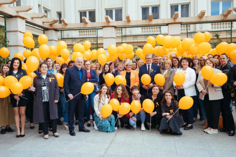 Zdjęcie przedstawia wojewodę Teresę Kubas-Hul i pracowników urzędu wojewódzkiego