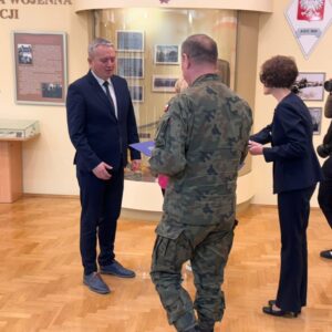 Zdjęcie przedstawia uczestników Wyższych Kursów Obronnych