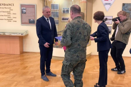 Zdjęcie przedstawia uczestników Wyższych Kursów Obronnych