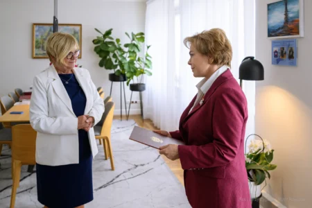 Zdjęcie przedstawia wojewodę podkarpackiego Marcie Rachel