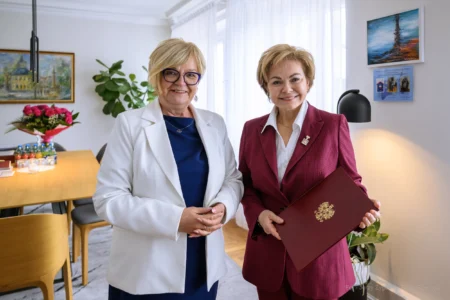 Zdjęcie przedstawia wojewodę podkarpackiego Marcie Rachel