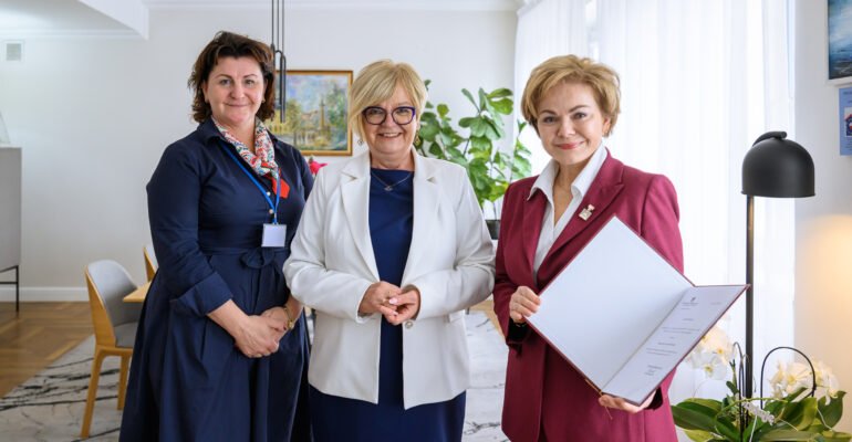 Zdjęcie przedstawia wojewodę podkarpackiego Marcie Rachel