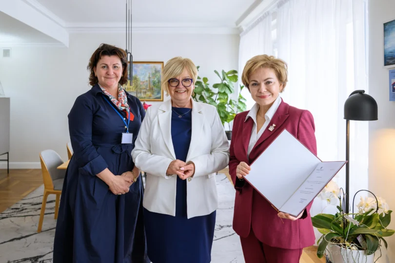 Zdjęcie przedstawia wojewodę podkarpackiego Marcie Rachel