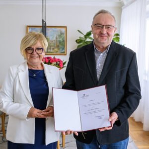Zdjęcie przedstawia wojewodę podkarpackiego Teresę Kubas-Hul i konsultanta wojewódzkiego w dziedzinie chirurgii dziecięcej