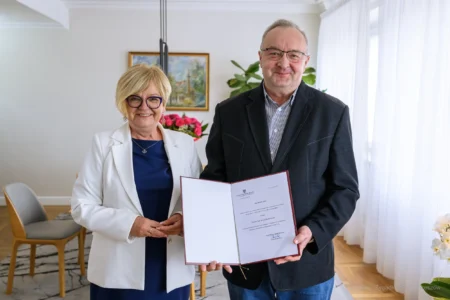 Zdjęcie przedstawia wojewodę podkarpackiego Teresę Kubas-Hul i konsultanta wojewódzkiego w dziedzinie chirurgii dziecięcej