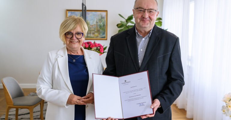 Zdjęcie przedstawia wojewodę podkarpackiego Teresę Kubas-Hul i konsultanta wojewódzkiego w dziedzinie chirurgii dziecięcej