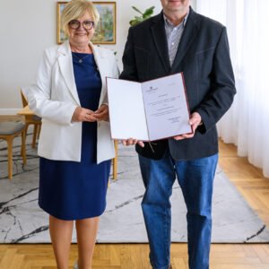 Zdjęcie przedstawia wojewodę podkarpackiego Teresę Kubas-Hul i konsultanta wojewódzkiego w dziedzinie chirurgii dziecięcej