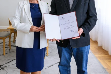 Zdjęcie przedstawia wojewodę podkarpackiego Teresę Kubas-Hul i konsultanta wojewódzkiego w dziedzinie chirurgii dziecięcej