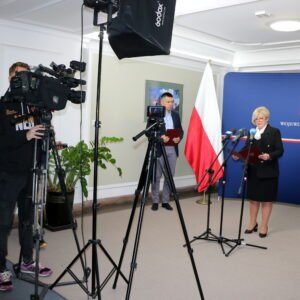 Teresa Kubas-Hul, Wojewoda Podkarpacki i Bartosz Gubernat, rzecznik prasowy Wojewody Podkarpackiego podczas konferencji prasowej