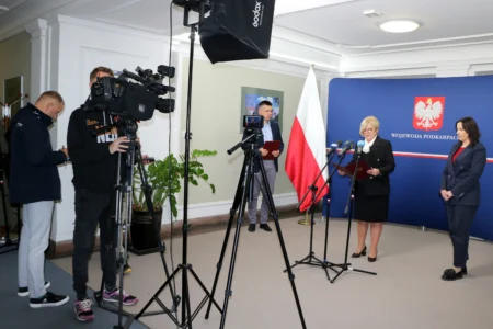 Teresa Kubas-Hul, Wojewoda Podkarpacki i Bartosz Gubernat, rzecznik prasowy Wojewody Podkarpackiego podczas konferencji prasowej