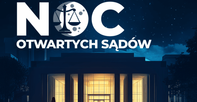 Grafika przedstawia budynek sądu na granatowym tle i napis: Ministerstwo Sprawiedliwości, Noc Otwartych Sadów 23 maja 2025