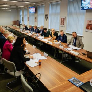 Zdjęcie przedstawia uczestników Wyższych Kursów Obronnych