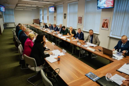 Zdjęcie przedstawia uczestników Wyższych Kursów Obronnych