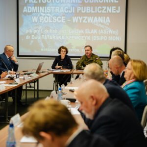 Zdjęcie przedstawia uczestników Wyższych Kursów Obronnych