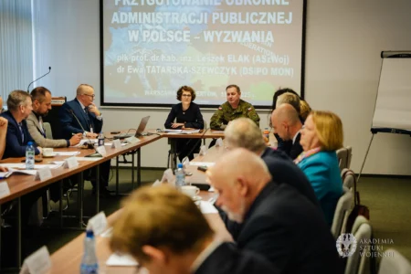 Zdjęcie przedstawia uczestników Wyższych Kursów Obronnych