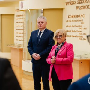 Zdjęcie przedstawia uczestników Wyższych Kursów Obronnych