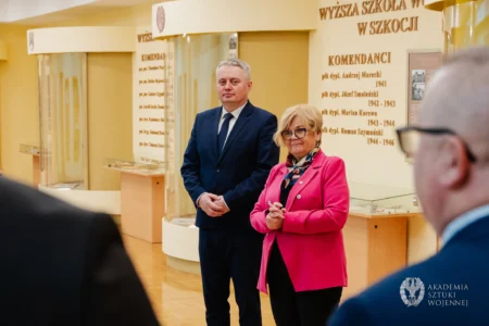 Zdjęcie przedstawia uczestników Wyższych Kursów Obronnych