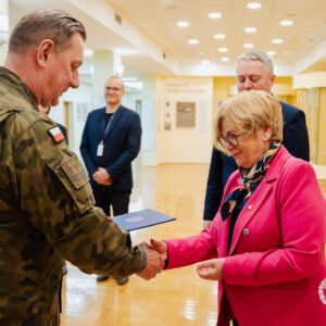 Zdjęcie przedstawia uczestników Wyższych Kursów Obronnych