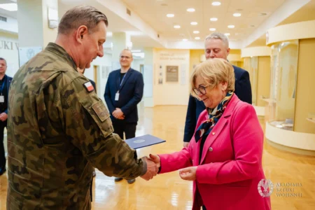 Zdjęcie przedstawia uczestników Wyższych Kursów Obronnych