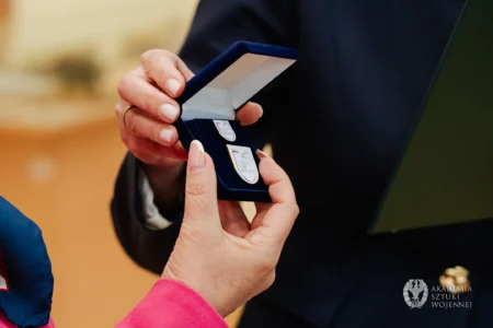 Zdjęcie przedstawia uczestników Wyższych Kursów Obronnych