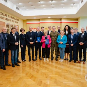 Zdjęcie przedstawia uczestników Wyższych Kursów Obronnych