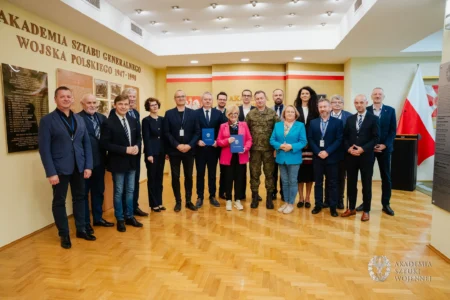 Zdjęcie przedstawia uczestników Wyższych Kursów Obronnych