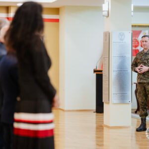 Zdjęcie przedstawia uczestników Wyższych Kursów Obronnych