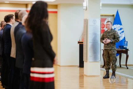 Zdjęcie przedstawia uczestników Wyższych Kursów Obronnych