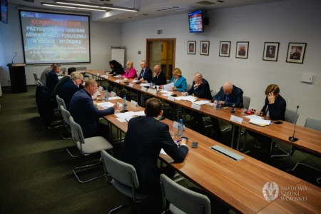 Zdjęcie przedstawia uczestników Wyższych Kursów Obronnych