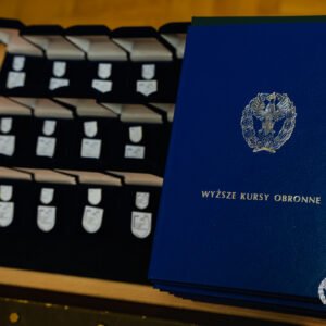 Zdjęcie przedstawia uczestników Wyższych Kursów Obronnych