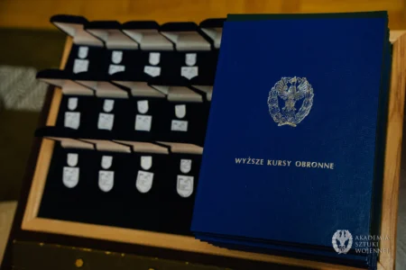 Zdjęcie przedstawia uczestników Wyższych Kursów Obronnych