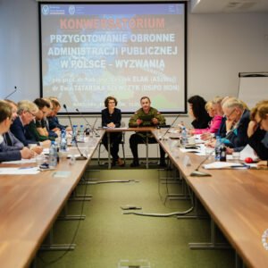 Zdjęcie przedstawia uczestników Wyższych Kursów Obronnych