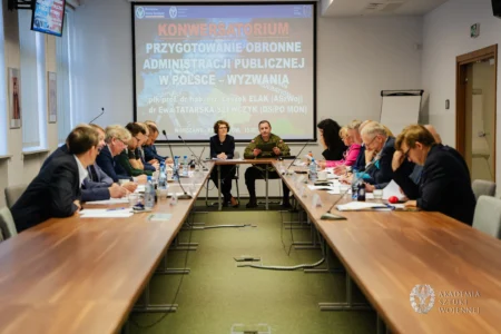 Zdjęcie przedstawia uczestników Wyższych Kursów Obronnych