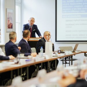 Zdjęcie przedstawia uczestników Wyższych Kursów Obronnych