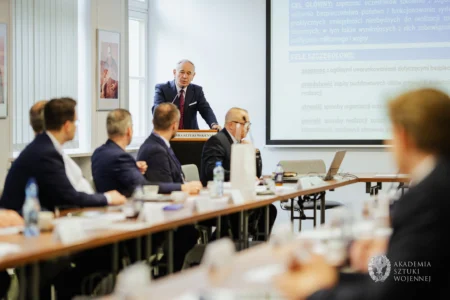 Zdjęcie przedstawia uczestników Wyższych Kursów Obronnych