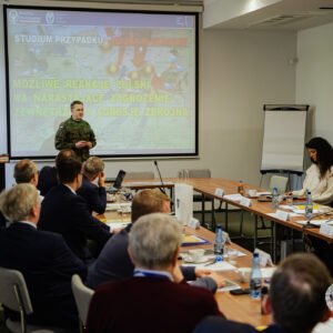 Zdjęcie przedstawia uczestników Wyższych Kursów Obronnych