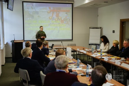 Zdjęcie przedstawia uczestników Wyższych Kursów Obronnych