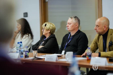 Zdjęcie przedstawia uczestników Wyższych Kursów Obronnych