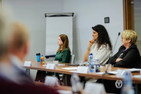 Zdjęcie przedstawia uczestników Wyższych Kursów Obronnych