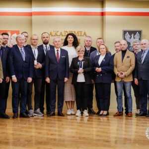 Zdjęcie przedstawia uczestników Wyższych Kursów Obronnych