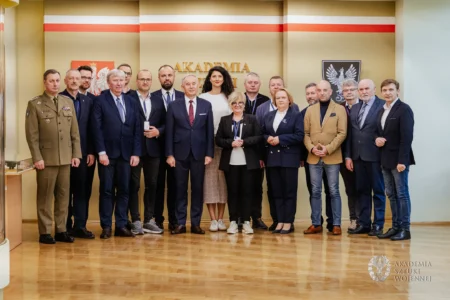 Zdjęcie przedstawia uczestników Wyższych Kursów Obronnych