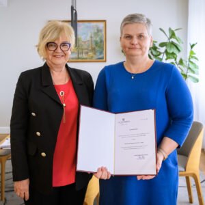 Zdjęcie przedstawia wojewodę podkarpackiego Teresę Kubas-Hul i konsultanta wojewódzkiego w dziedzinie chorób płuc Agnieszkę Zalewską-Pastułę
