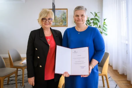 Zdjęcie przedstawia wojewodę podkarpackiego Teresę Kubas-Hul i konsultanta wojewódzkiego w dziedzinie chorób płuc Agnieszkę Zalewską-Pastułę