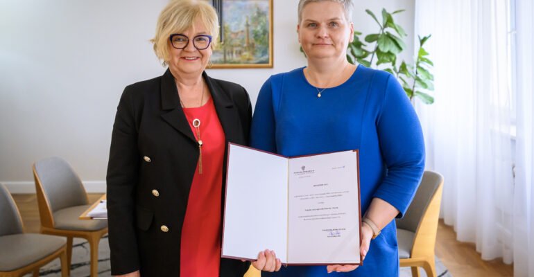 Zdjęcie przedstawia wojewodę podkarpackiego Teresę Kubas-Hul i konsultanta wojewódzkiego w dziedzinie chorób płuc Agnieszkę Zalewską-Pastułę