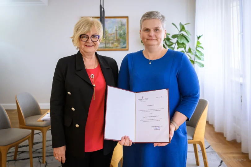 Zdjęcie przedstawia wojewodę podkarpackiego Teresę Kubas-Hul i konsultanta wojewódzkiego w dziedzinie chorób płuc Agnieszkę Zalewską-Pastułę