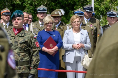 Zdjęcie przedstawia uczestników święta wojsk pancernych i zmechanizowanych