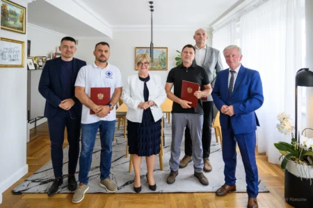 Zdjęcie przedstawia uczestników uroczystości podpisania umowy na wsparcie ratownictwa wodnego